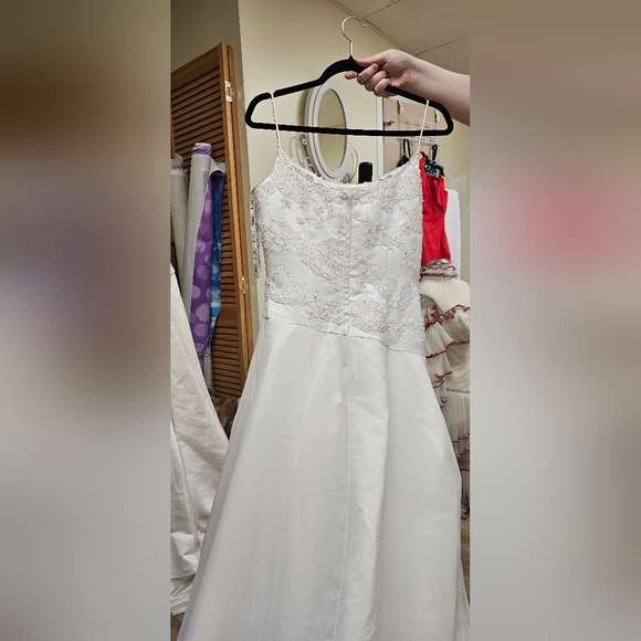 Winni Coutour Wedding Gown - Picture 3 of 8